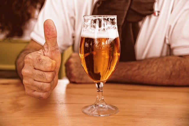 sklenice piva a palec nahoru.jpg