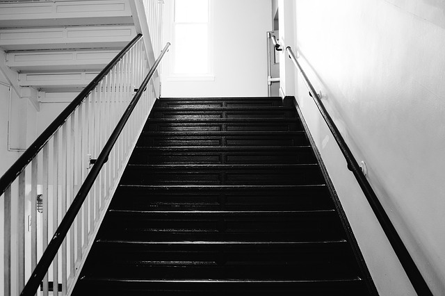 tmavé schodiště