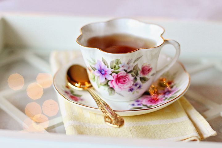 Porcelánový šálek čaj 